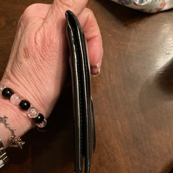 Ferragamo black patent bifold wallet featuring the iconic Double Gancini logo. - Picture 9 of 10